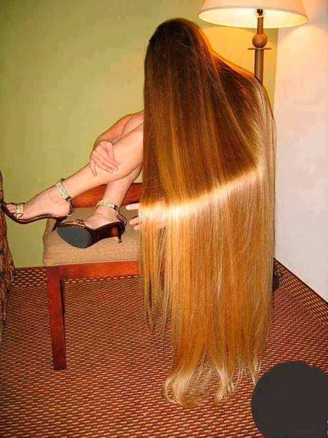 Длинные волосы охватывают человека энергетическим волнами