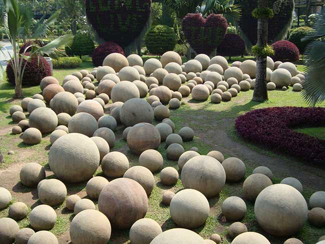 Каменные шары разных размеров